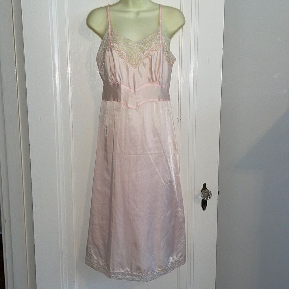Vtg‎ Barbizon light pink nylon nightgown with pink lace details